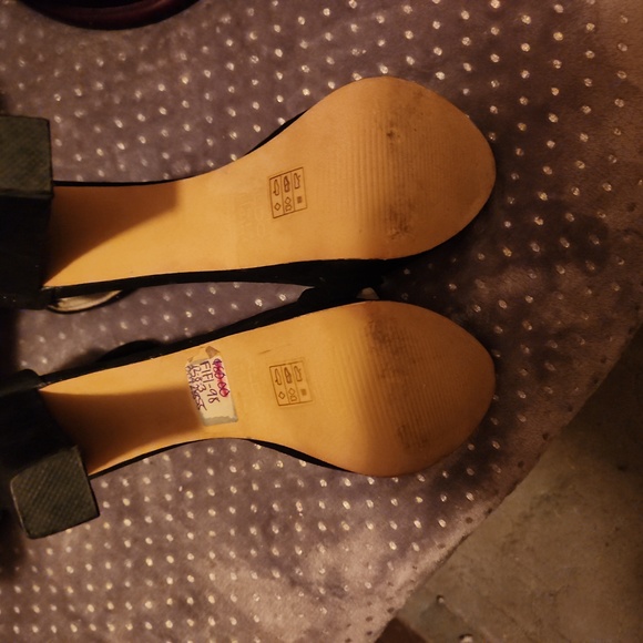 Heels - Picture 4 of 6